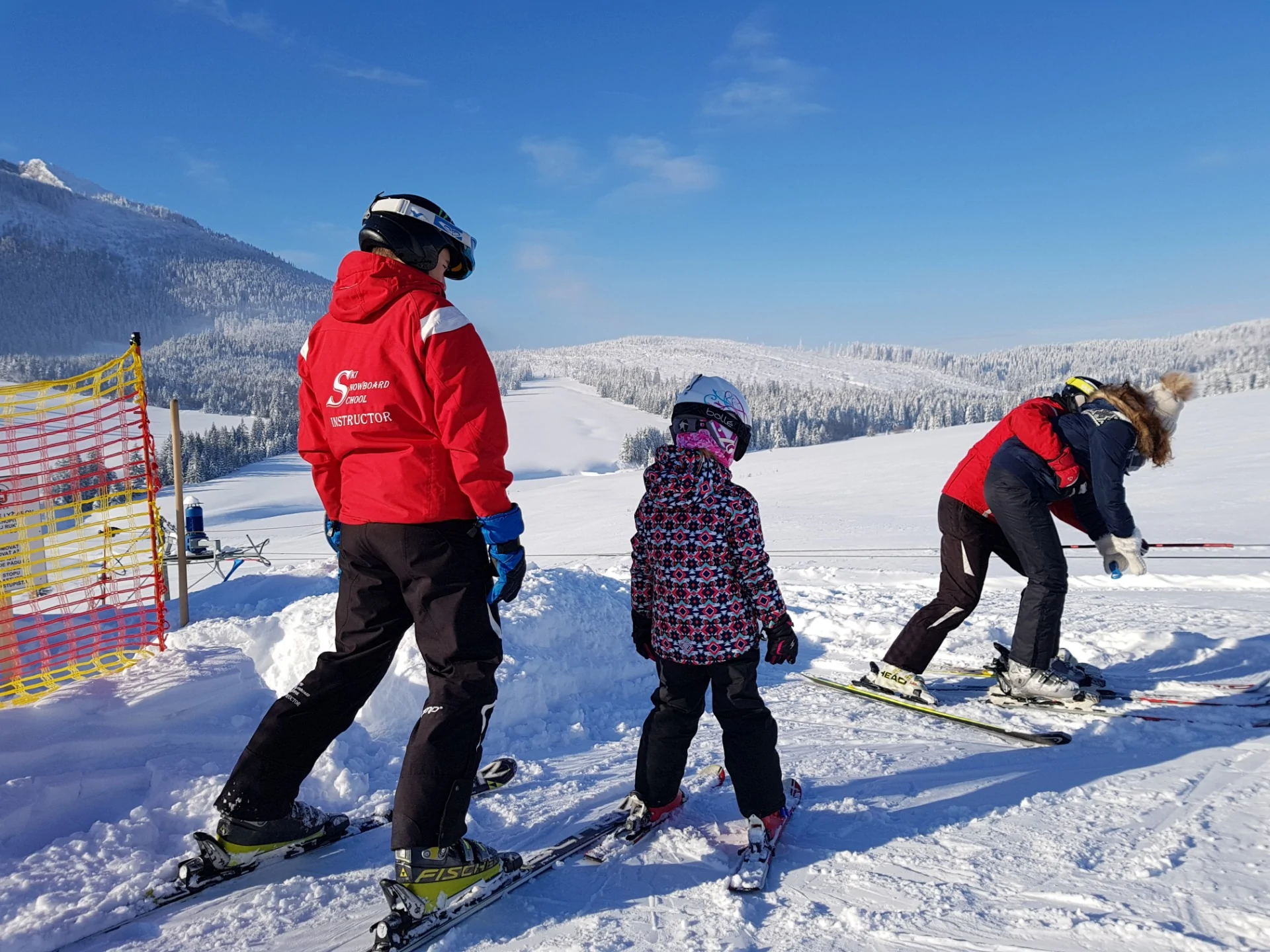 Lyžovačka a lyžiarska škola (Ski Strachan & Strednica)